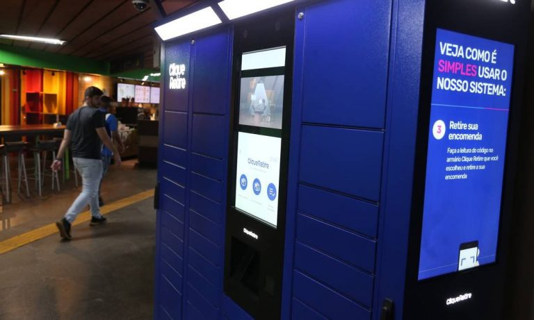 smart locker da clique retire instalado em uma estação de metrô no rio de janeiro