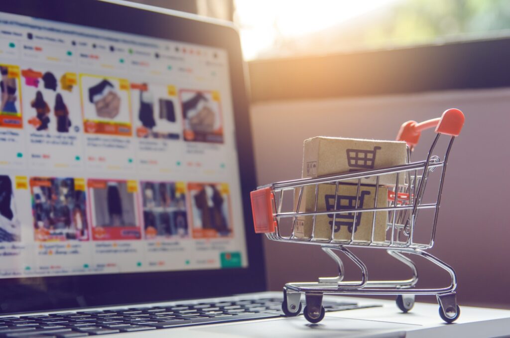 Cerca de 97% dos usuários que passam por sua loja virtual não concluem a compra, daí a importância de adotar a estratégia de remarketing para e-commerce. (Foto: FreePik)