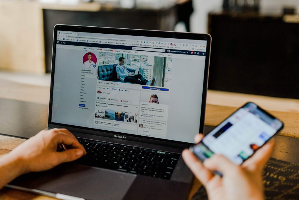 Notebook com a tela mostrando uma página do Facebook, que é uma das principais redes sociais utilizadas no marketing digital para e-commerce.