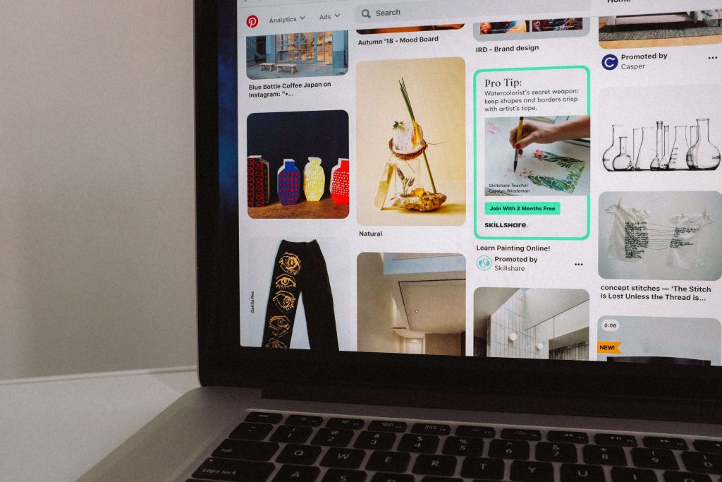 Notebook com a tela mostrando o feed do Pinterest, rede social que pode ser utilizada na estratégia de marketing digital para e-commerce.