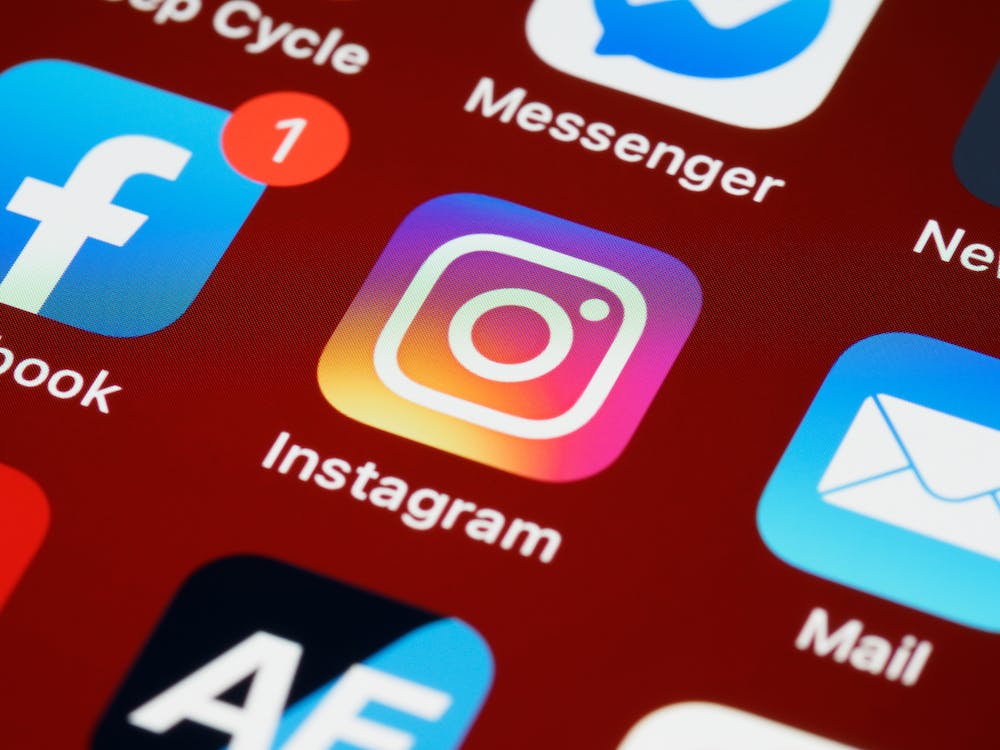Segundo dados levantados pela Opinion Box, 83% de usuários do Instagram seguem alguma empresa ou marca. 