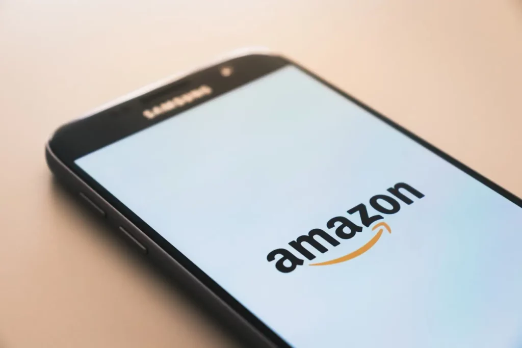 Tela de celular carregando aplicativo Amazon